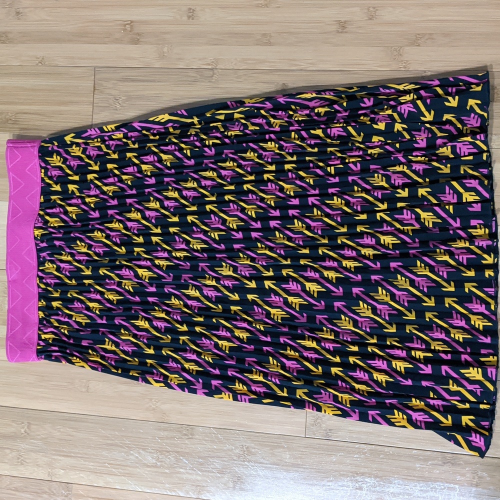 Midi length arrow skirt pleats! XS